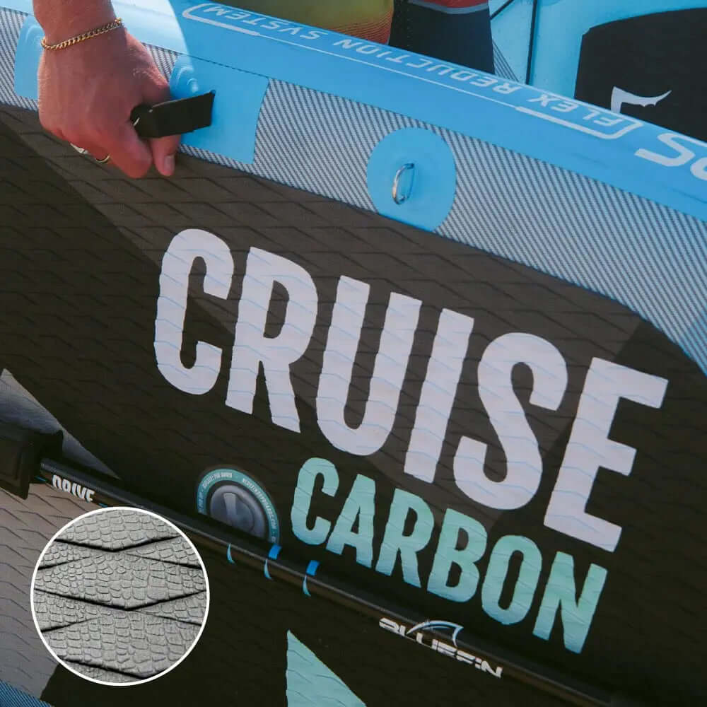 Tabla de paddle inflable con cubierta texturizada, asa y logo visible 'CRUISE CARBON'