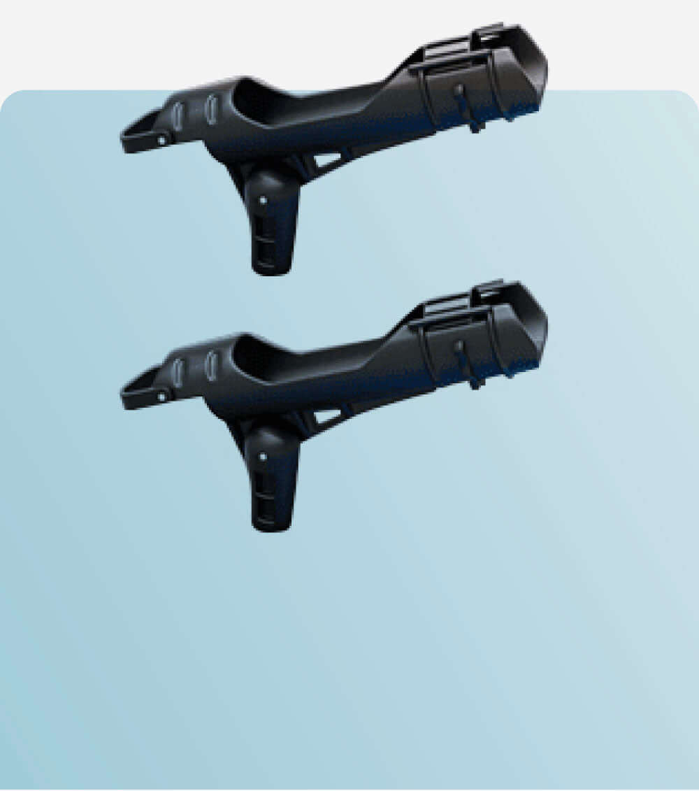 Dos cajas de aleta de paddleboard negras posicionadas sobre un fondo azul claro