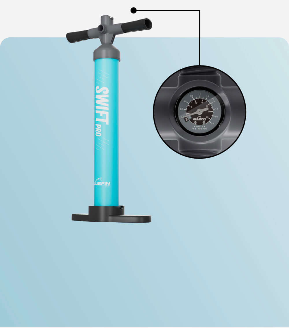 Bomba manual Bluefin SWIFT Pro en turquesa con manómetro para inflar tablas de paddle.