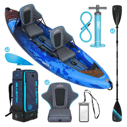 Kayak inflable con dos asientos, remos, bomba, mochila y accesorios en colores azul y gris.